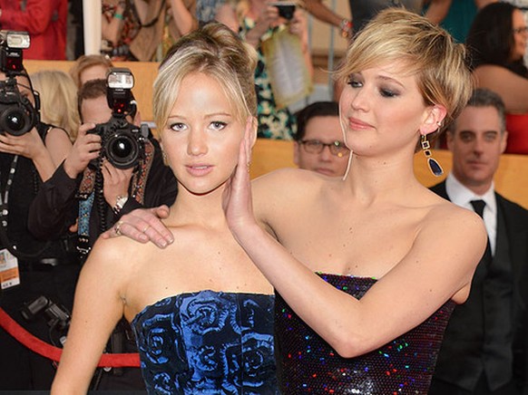 Jennifer Lawrence streichelt ihr früheres Ich. Oder ist es ein Klapps und wenn ja, wofür?