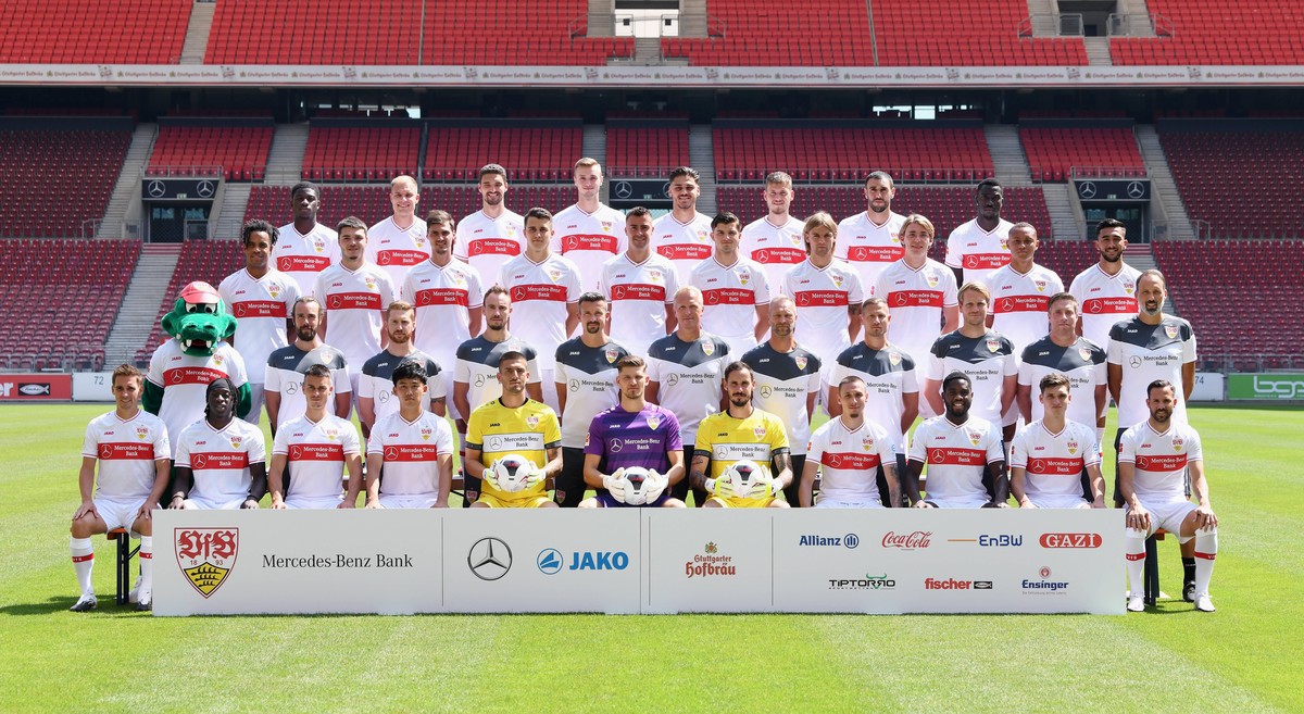 FUSSBALL 1. BUNDESLIGA SAISON 2020/2021 10.08.2020 Fototermin beim VfB Stuttgart Mannschaftsfoto VfB Stuttgart 1. Reihe Philipp Klement, Tanguy Coulibaly, Erik Thommy, Wataru Endo, goalkeeper Fabian B ...