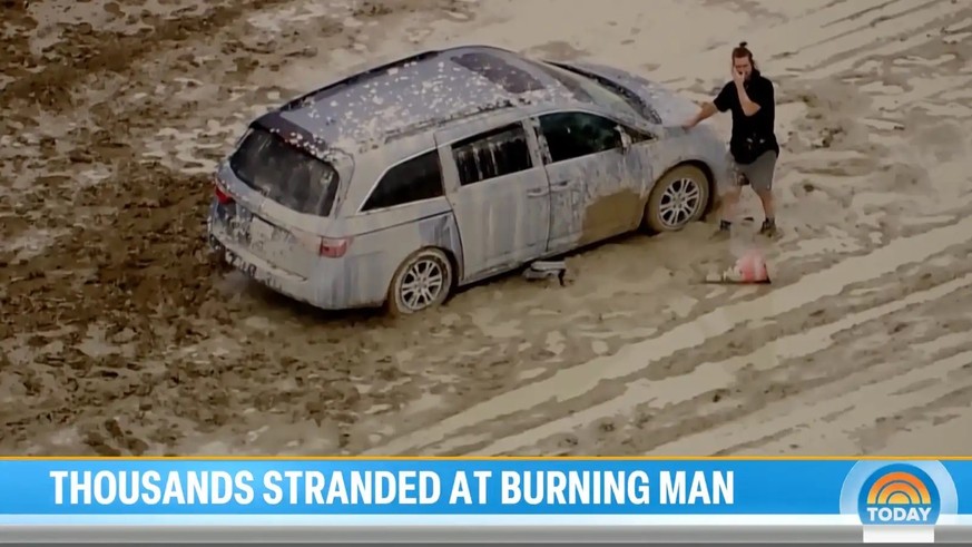 Burning Man 2023 – Autos, die im Schlamm stecken.