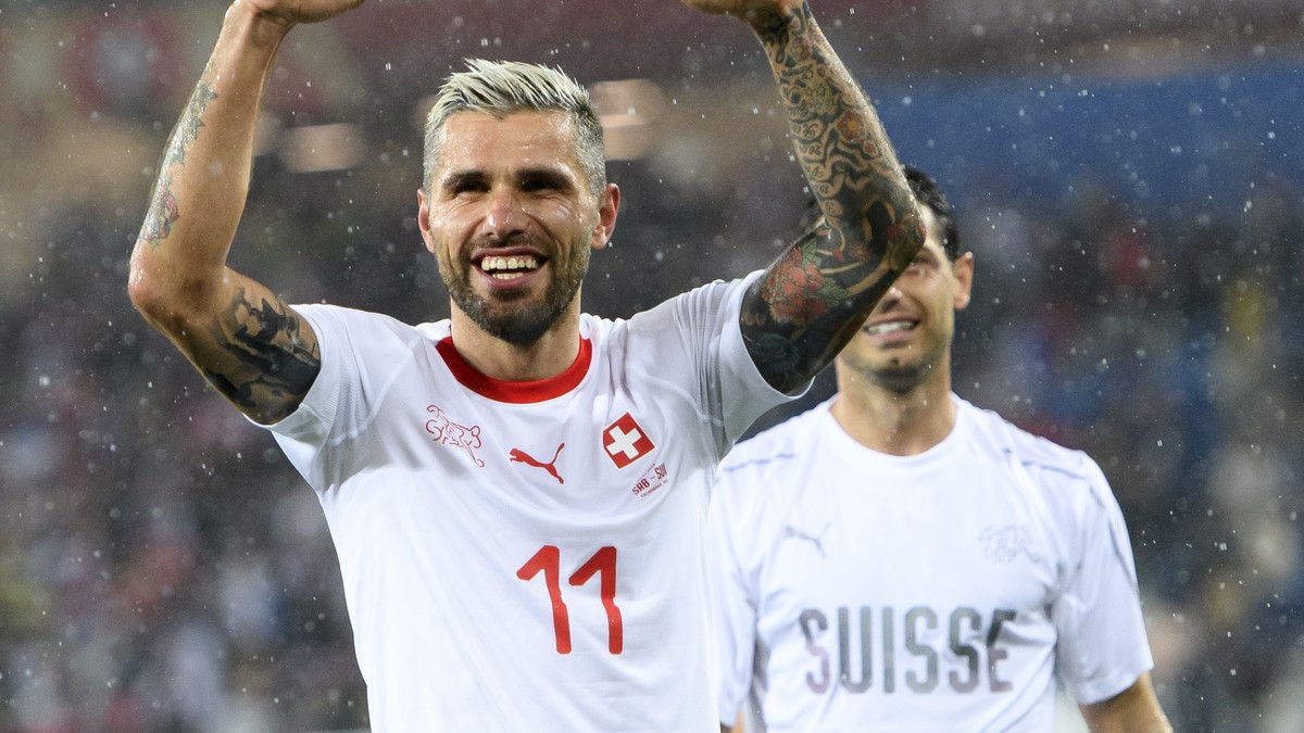 epa06832250 Switzerland's midfielder Valon Behrami celebrates the victory during the FIFA World Cup 2018 group E preliminary round soccer match between Switzerland and Serbia at the Arena Baltika ...