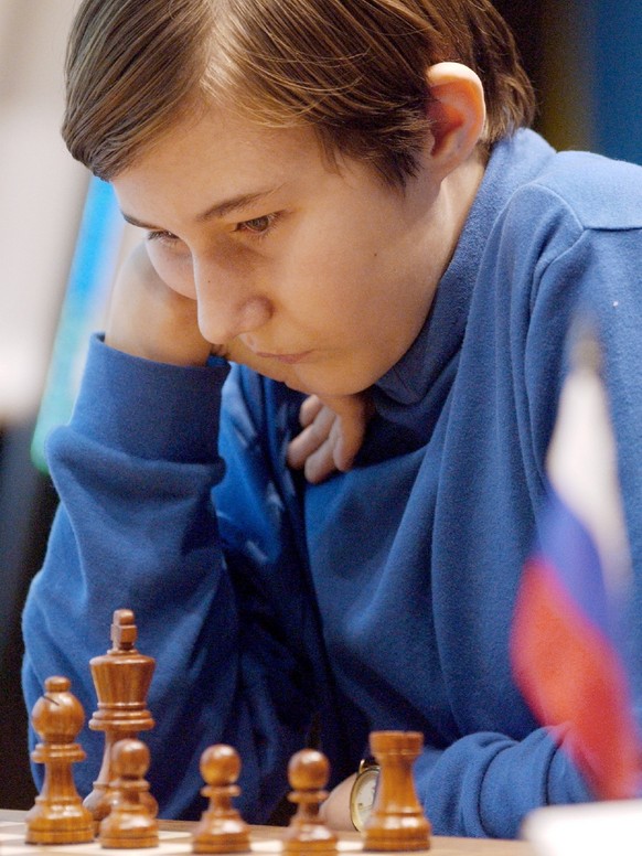 Der zwoelfjaehrige Ukrainer Sergej Karjakin spielt am Samstag, 1. Februar 2003 in Brissago gegen die achtzehnjaehrige Russin Alexandra Kostenjuk am 1. Internationalen Dannemann Classico Schachtournier ...