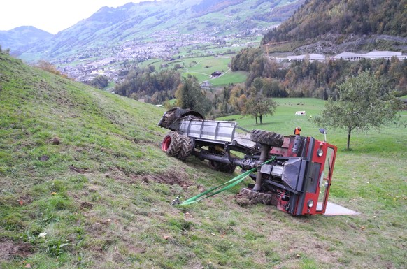 Mistzettler kippt im Steilhang – Bauer verletzt