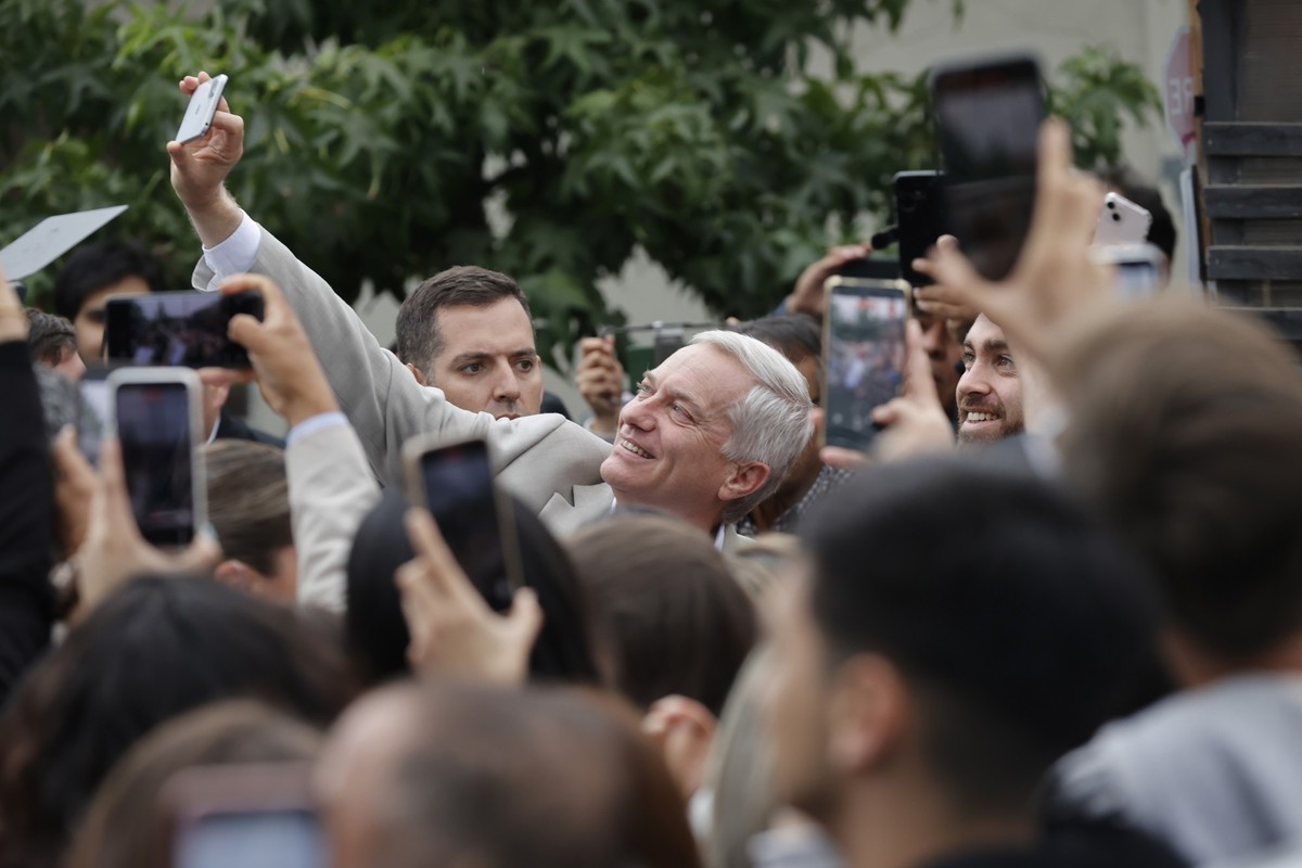 epa12591637 Candidate for the Presidency of Chile from the Republican and Social Christian Party, Jose Antonio Kast, poses for a photo after voting in Chile in Paine, Chile, 14 December 2025. EPA/Elvi ...