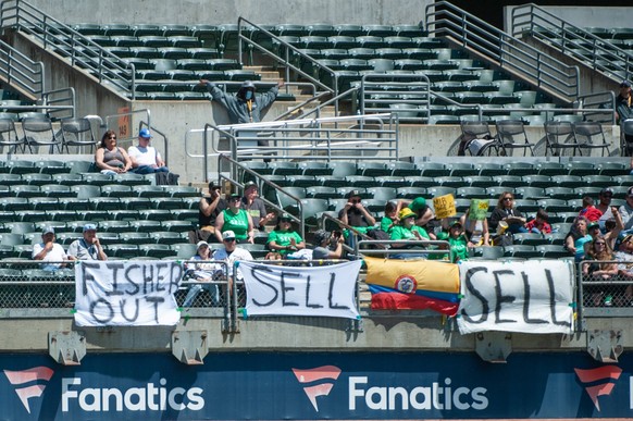 MLB, Baseball Herren, USA Cincinnati Reds at Oakland Athletics Apr 29, 2023 Oakland, California, USA Oakland Athletics fans display signs in right field during the game against the Cincinnati Reds at  ...