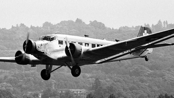 ARCHIV -- ZUM ABSTURZ EINER JU-52 DER JU-AIR AM SAMSTAG, 4. AUGUST 2018 IM KANTON GRAUBUENDEN, STELLEN WIR IHNEN FOLGENDES ARCHIVBILDMATERIAL ZUR VERFUEGUNG -- Fliegende Junkers Ju 52 mit Schweizer Zu ...