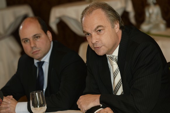 Mauro Tuena (links) Fraktionspräsident der SVP der Stadt Zürich, und Präsident Roger Liebi, rechts, an einer Medienkonferenz zum Fall Mario Babini in Zürich am Mittwoch, 9. Juli 2014.