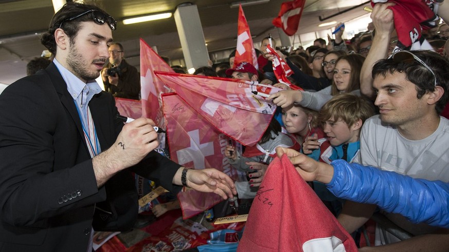 Spieler Denis Hollenstein anlaesslich der Ankunft der Schweizer Eishockey Nationalmannschaft am Montag, 20. Mai 2013 auf dem Flughafen in Zuerich Kloten. (KEYSTONE/Patrick B. Kraemer)