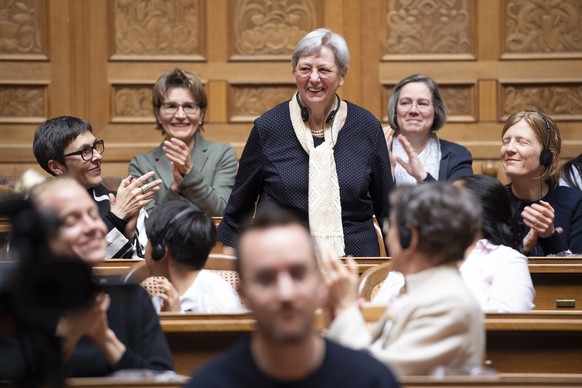 Alt-Nationalraetin Hanna Sahlfeld-Singer, Mitte, wird begruesst durch das Publikum waehrend eines Oeffentlichen Podiumsgespraechs betitelt als &quot;berufe: frauen koennen alles&quot;, im Nationalrat, ...