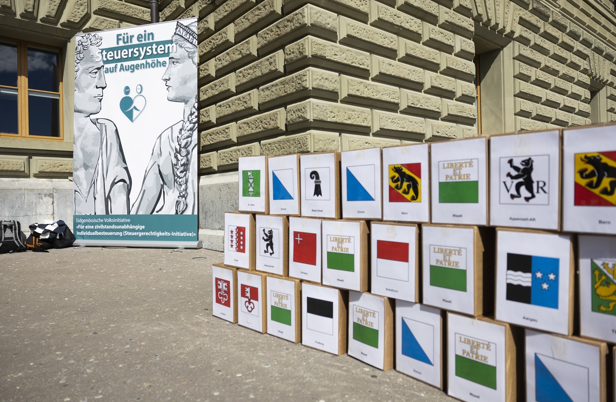 Schachteln mit gesammelten Unterschriften stapeln sich vor der Bundeskanzlei, bei der Einreichung der Eidgenoessischen Volksinitiative "Fuer eine zivilstandsunabhaengige Individualbesteuerung (St ...