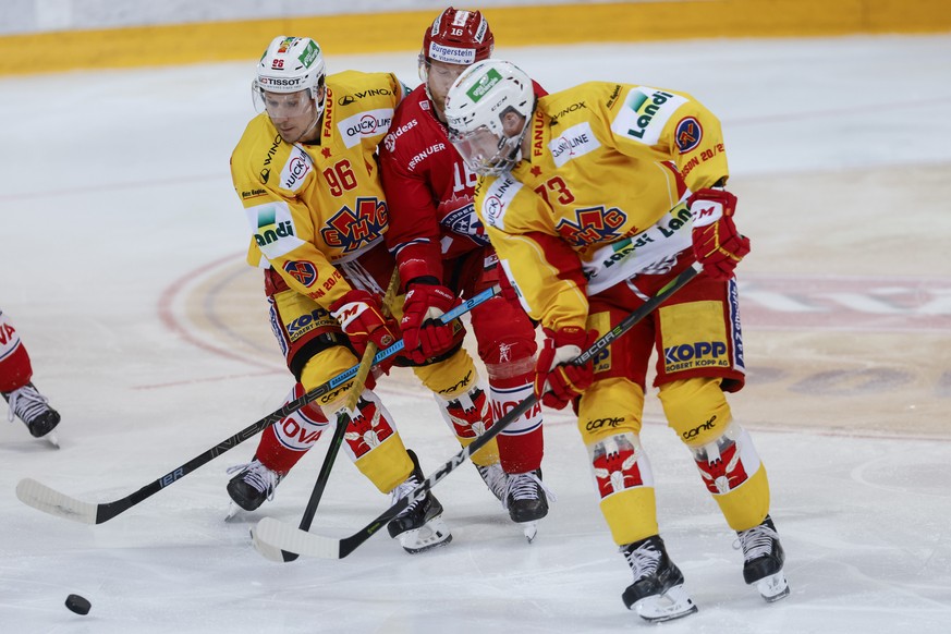 Biels Damien Brunner, links, gegen Rapperswils Martin Ness, beim Eishockey Pre-Playoff-Spiel der National League zwischen dem SC Rapperswil-Jona und dem EHC Biel, am Freitag, 9. April 2021, im Lido in ...