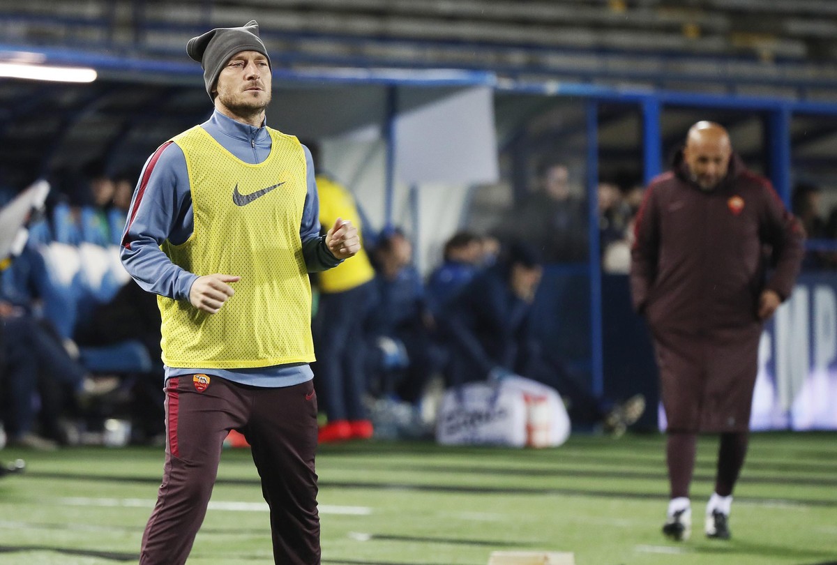 epa05184155 Roma's forward Francesco Totti warms up during the Italian Serie A soccer match between Empoli FC and AS Roma at Carlo Castellani stadium in Empoli, Italy, 27 February 2016. EPA/FABIO ...