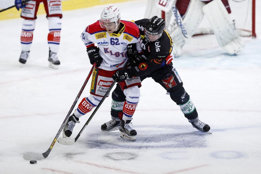 Klotens Serge Weber, links, im Kampf mit Berns Tristan Scherwey im Eishockey Meisterschaftsspiel der National League A zwischen dem SC Bern und dem EHC Kloten, am Samstag, 19. November 2016, in der Po ...