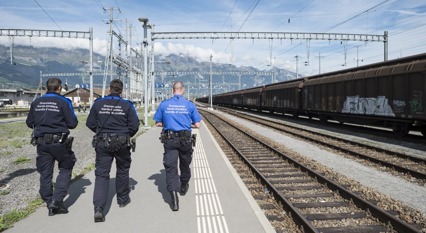 Grenzwächter am Bahnhof Buchs SG: In der vergangenen Woche griffen die Grenzschützer deutlich mehr Menschen aus Afghanistan auf als im Sommer.&nbsp;