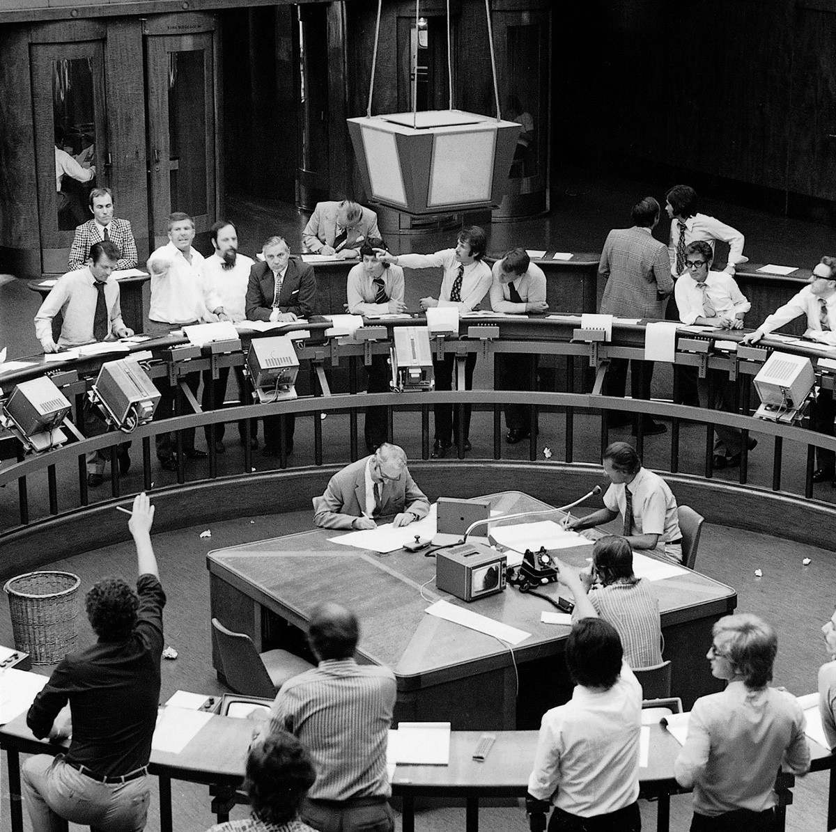 So wurden in der Schweiz bis 1996 Börsengeschäfte getätigt: Ringhandel in Zürich. Durch Zurufe und Gesten schliessen die Makler Geschäfte ab. Im Schweizer Finanzmuseum kann man sich dazu einen eindrüc ...
