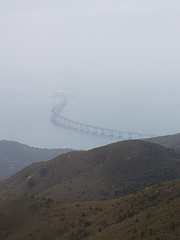 Die längste Meeresbrücke der Welt ist eröffnet – und so sieht sie aus
Letzten Samstag hats nicht so spektakulär ausgesehen 😅