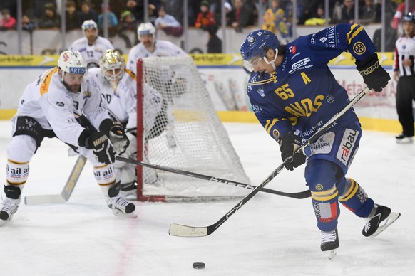 Marc Wieser von Davos, rechts, gegen Luganos Julien Vauclair und Goalie Elvis Merzlikins, beim Eishockey-Qualifikationsspiel der National League A zwischen dem HC Davos und HC Lugano, am Dienstag, 30. ...