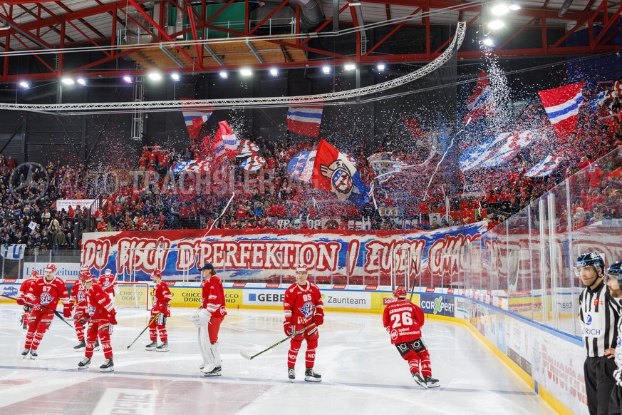 Die Fans der SC Rapperswil-Jona Lakers begruessen ihr Team zum Eishockey-Meisterschaftsspiel der National League zwischen den SC Rapperswil-Jona Lakers und dem HC Ambri-Piotta am Samstag, 5. November  ...