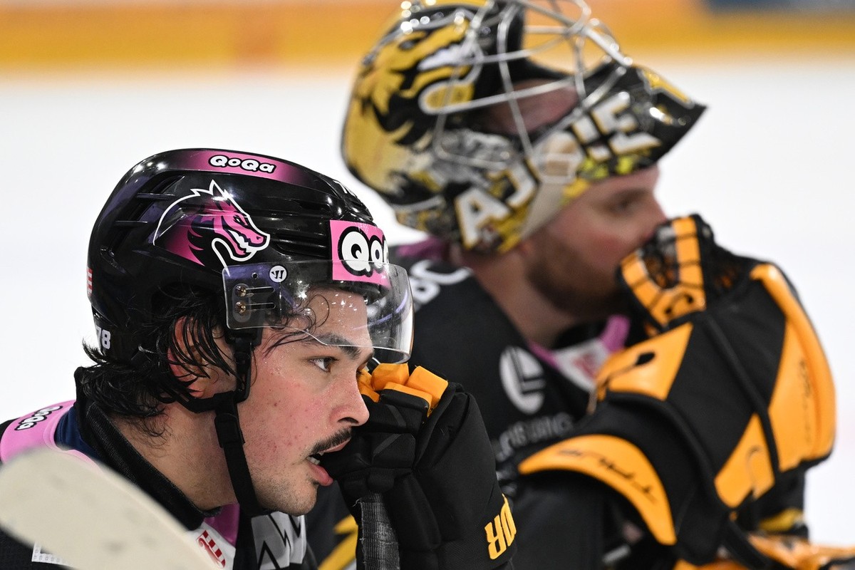 Ajoies Kyen Sopa, links, und Goalie Benjamin Conz, geschlagen, beim Eishockey-Qualifikationsspiel der National League zwischen dem HC Ajoie und dem SC Bern, am Dienstag, 1.Oktober 2024, in der Raiffei ...