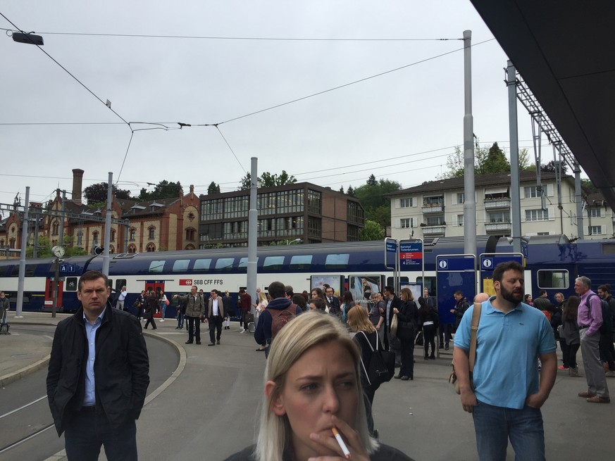 Bahnhof Tiefenbrunnen in Zürich: Zeit für eine zusätzliche Zigarette. 
