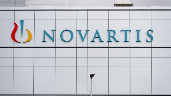 ARCHIV -- Das Novartis-Logo an einem Produktionswerk von Novartis in Stein, am Montag, 3. September 2018. Der Pharmakonzern Novartis plant einen groesseren Stellenabbau, wie das Unternehmen am Diensta ...