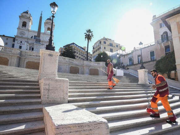 Gemeindearbeiter reinigen die im 18. Jahrhundert errichtete Spanische Treppe in Rom, die zur Kirche Trinita dei Monti führt.