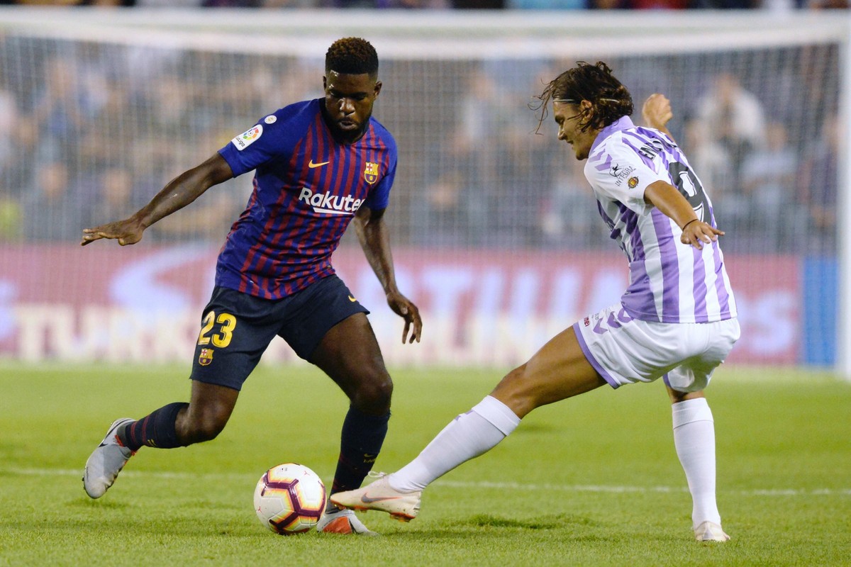 epa06972905 FC Barcelona's French defense Samuel Umtiti (L) vies for the ball with Real Valladolid's Turkish forward Enes Unal (R) during a game of La Liga, at the Jose Zorrilla Stadium, in  ...
