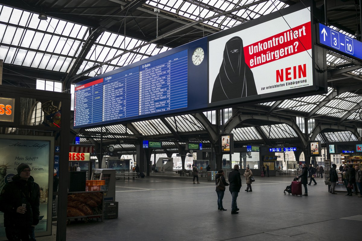 ARCHIVBILD - ZUR MELDUNG ST. GALLER KOMMISSION WILL BURKA-VERBOT STELLEN WIR IHNEN DIESES BILD ZUR VERFUEGUNG - Im Hauptbahnhof haengen Plakate gegen die erleichterte Einbuergerung junger Auslaender,  ...