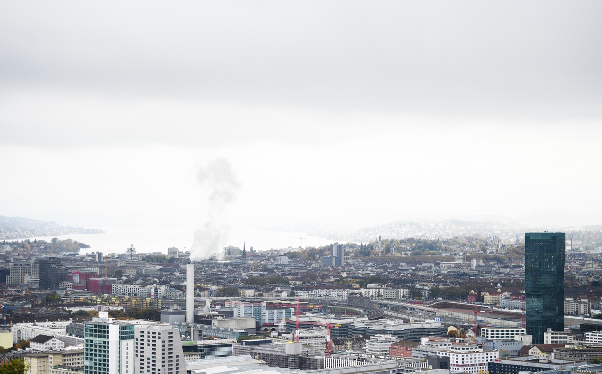 A view of the skyline of Zurich, Switzerland, with high fog, seen from the Hoenggerberg, on Friday, October 21, 2016. (KEYSTONE/Manuel Lopez)