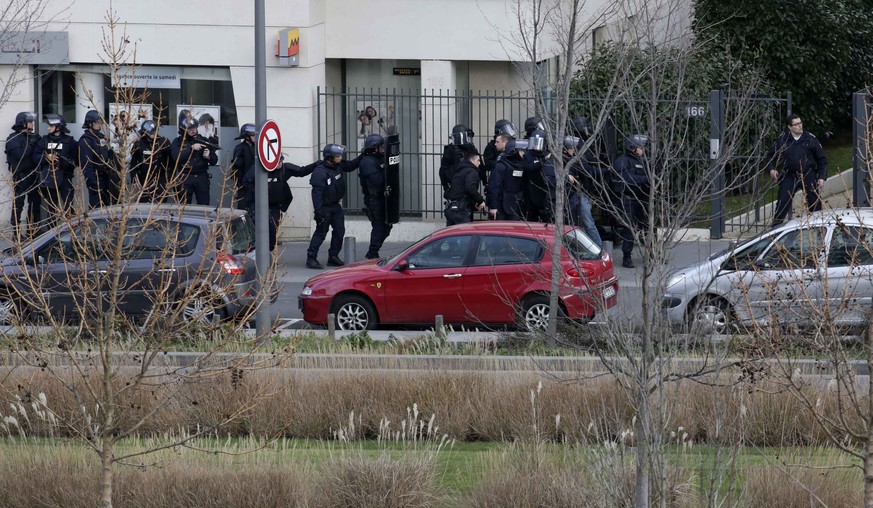 Französische Polizisten sichern das Gebiet um das Postbüro in Colombes, wo ein bewaffneter Mann mehrere Geiseln festhielt.&nbsp;