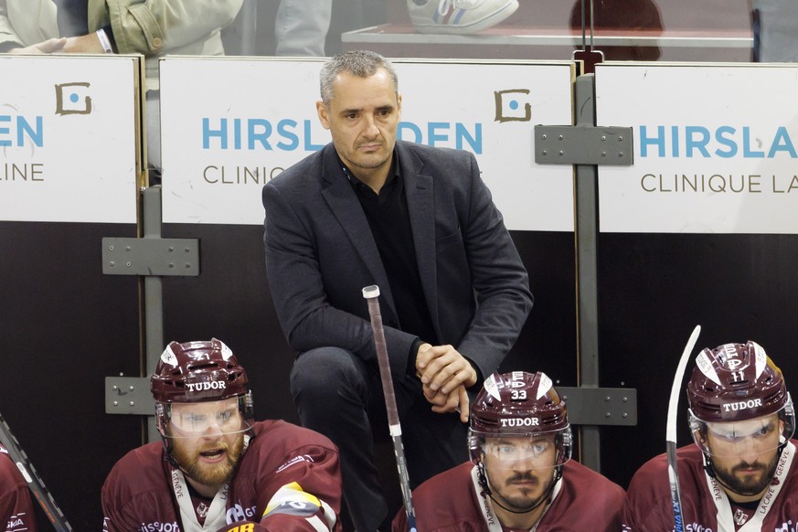Geneve-Servette&#039;s Head coach Jan Cadieux looks the game, during the fifth leg of the National League Swiss Championship quarter final playoff game between Geneve-Servette HC and HC Lugano, at the ...