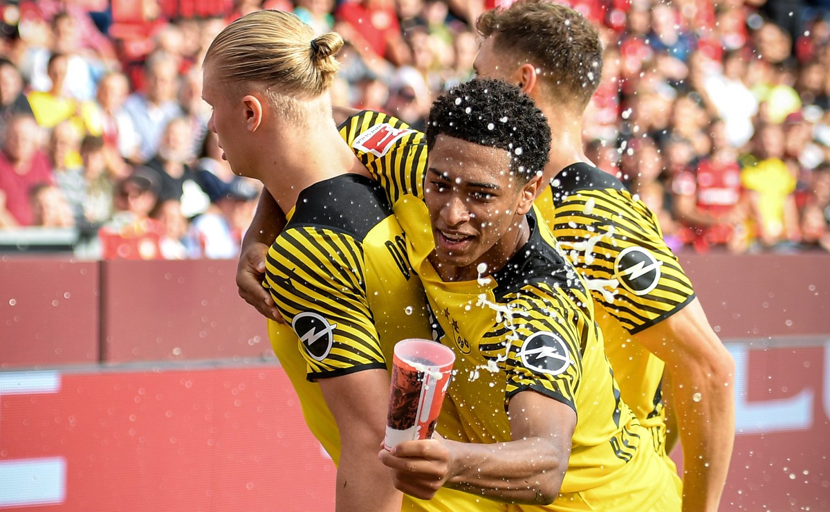 epa09461494 Dortmund's Erling Haaland (L) celebrates with teammates after scoring the 4-3 lead from the penalty spot during the German Bundesliga soccer match between Bayer Leverkusen and Borussi ...