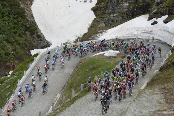 epa04258875 The pack climbs up the Gotthard pass during the 2nd stage, a 181,8 km race, from Bellinzona to Sarnen, at the 78th Tour de Suisse UCI ProTour cycling race, near Gletsch, Switzerland, 15 Ju ...