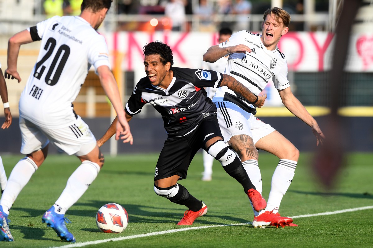 Lugano's player Yuri Costa da Silva, left, fights for the ball with Basel's player Burger Wouter right, during the Super League soccer match FC Lugano against FC Basel 1896, at the Cornaredo ...