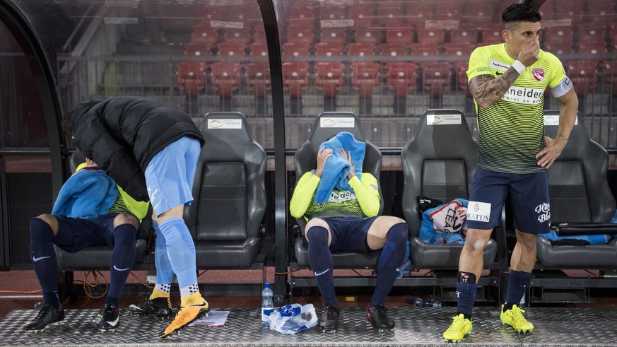 Enttaeuscht verweilen die Thuner auf der Bank nach dem 1/4-Final Cup Spiel zwischen dem FC Zuerich und dem FC Thun im Letzigrund, am Mittwoch, 29. November 2017 in Zuerich. (KEYSTONE/Ennio Leanza)