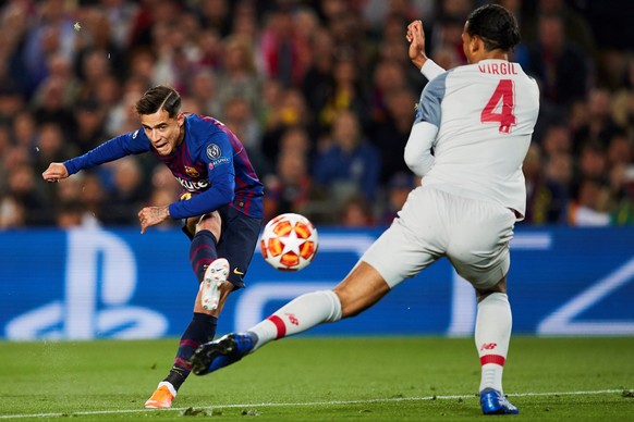 epa07541229 FC Barcelona&#039;s forward Philippe Coutinho (L) in action against Liverpool&#039;s defender Virgil Van Dijk (R) during the UEFA Champions League first leg semifinal match between FC Barc ...