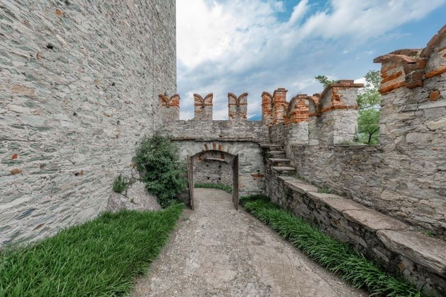 Schloss italien piemonte 
https://www.youtube.com/watch?v=glqSewRQiOY