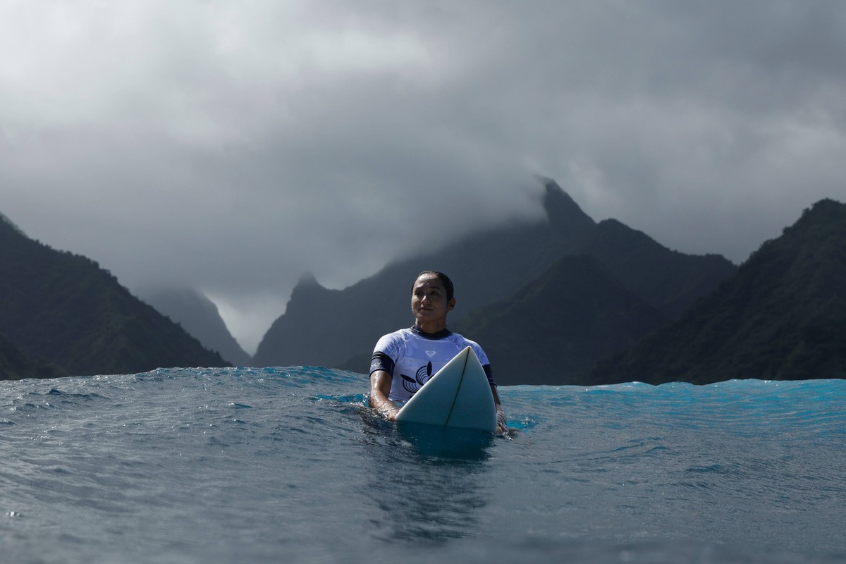 240722 -- TAHITI, July 22, 2024 -- French surfer Vahine Fierro takes part in a surfing training session ahead of the Paris 2024 Olympic Games, Olympische Spiele, Olympia, OS in Teahupo o, Tahiti, Fren ...