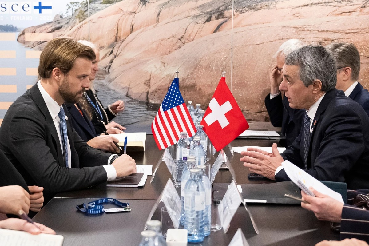 Le ministre des Affaires étrangères Cassis (à droite) s'entretient avec Brendan Hanrahan, sous-secrétaire d'Etat américain aux Affaires européennes et eurasiennes, en marge de la réunion min ...