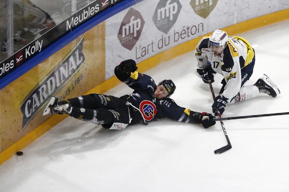 Ambris Igor Jelovac, rechts, und Fribourgs Daniel Brodin in Aktion im Eishockey Meisterschaftsspiel der National League zwischen dem HC Fribourg Gotteron und dem HC Ambri-Piotta, am Freitag, 15. Novem ...