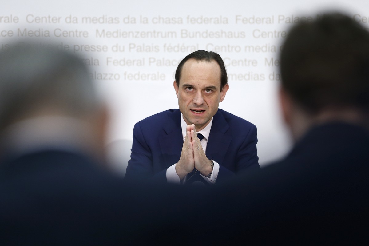 Mark Branson, Direktor der Eidgenoessischen Finanzmarktaufsicht FINMA, spricht bei der Jahresmedienkonferenz der FINMA, am Dienstag, 27. Maerz 2018 in Bern. (KEYSTONE/Peter Klaunzer)