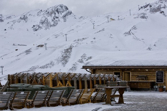 Wegen eines heftigen Foehnstrums haben die Bergbahnen den Betrieb eingestellt, am Dienstag, 22. Dezember 2009 in Arosa. Im Vordergrund die Sonnenterrasse der Tschuggenhuette. (KEYSTONE/Alessandro Dell ...