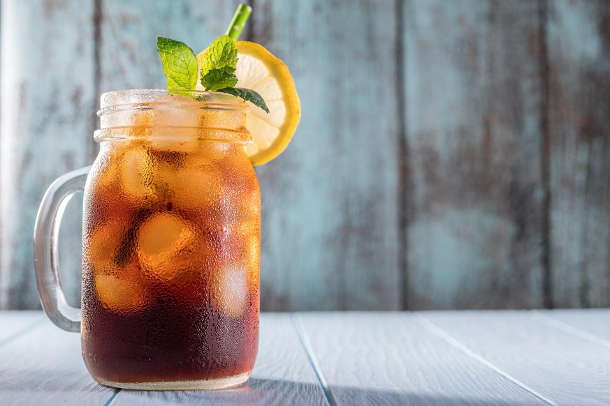 Cold brew coffee or black tea in a mason jar cocktail drink trinken alkohol