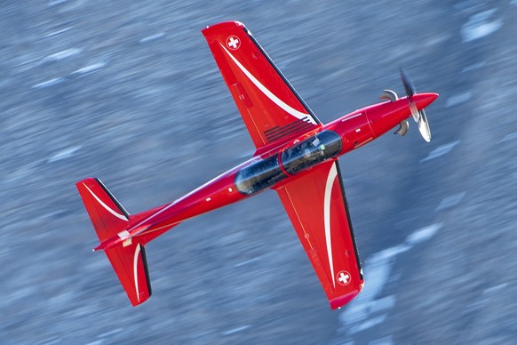 epa07083610 A PC-21 jet aircraft performs during a flight show of the Swiss Air Force in Axalp near Meiringen, Switzerland, 10 October 2018. EPA/MARCEL BIERI