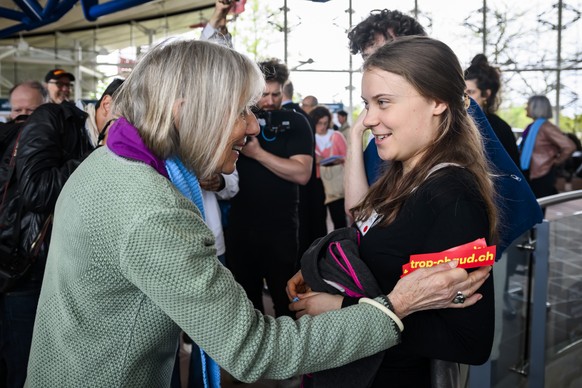 Les Ainees pour le climat Suisse avec Rosmarie Wydler-Waelti, gauche, co-presidente des Ainees pour le climat, parle avec Greta Thunberg, droite, activiste pour le climat, apres la publication de la d ...