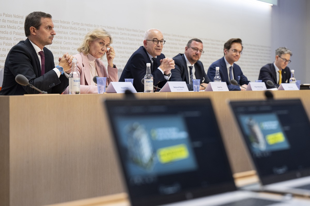 Die Nationalraete Vincent Maitre, Mitte-GE, Patrizia von Falkenstein, FDP-BS, Gregor Rutz, SVP-ZH, Philipp Matthias Bregy, Mitte-VS, Olivier Feller, FDP-VD, und Paolo Pamini, SVP-TI, von links, vom ue ...