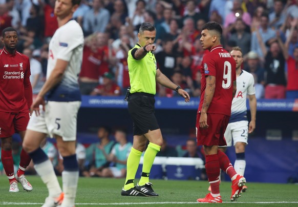 epa07618558 Slovenian referee Damir Skomina awards Liverpool with a penalty during the UEFA Champions League final between Tottenham Hotspur and Liverpool FC at the Wanda Metropolitano stadium in Madr ...