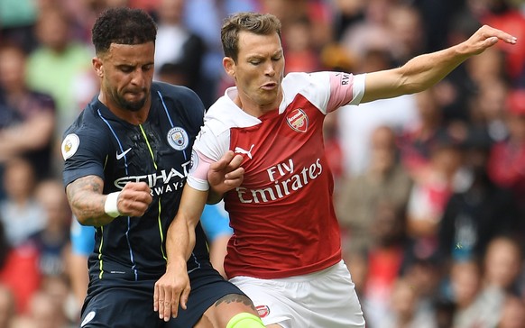 epa06946007 Manchester City&#039;s Kyle Walker (L) vies for the ball with Arsenal&#039;s Stephan Lichsteiner (R) during the English Premier League soccer match between Arsenal FC and Manchester City a ...