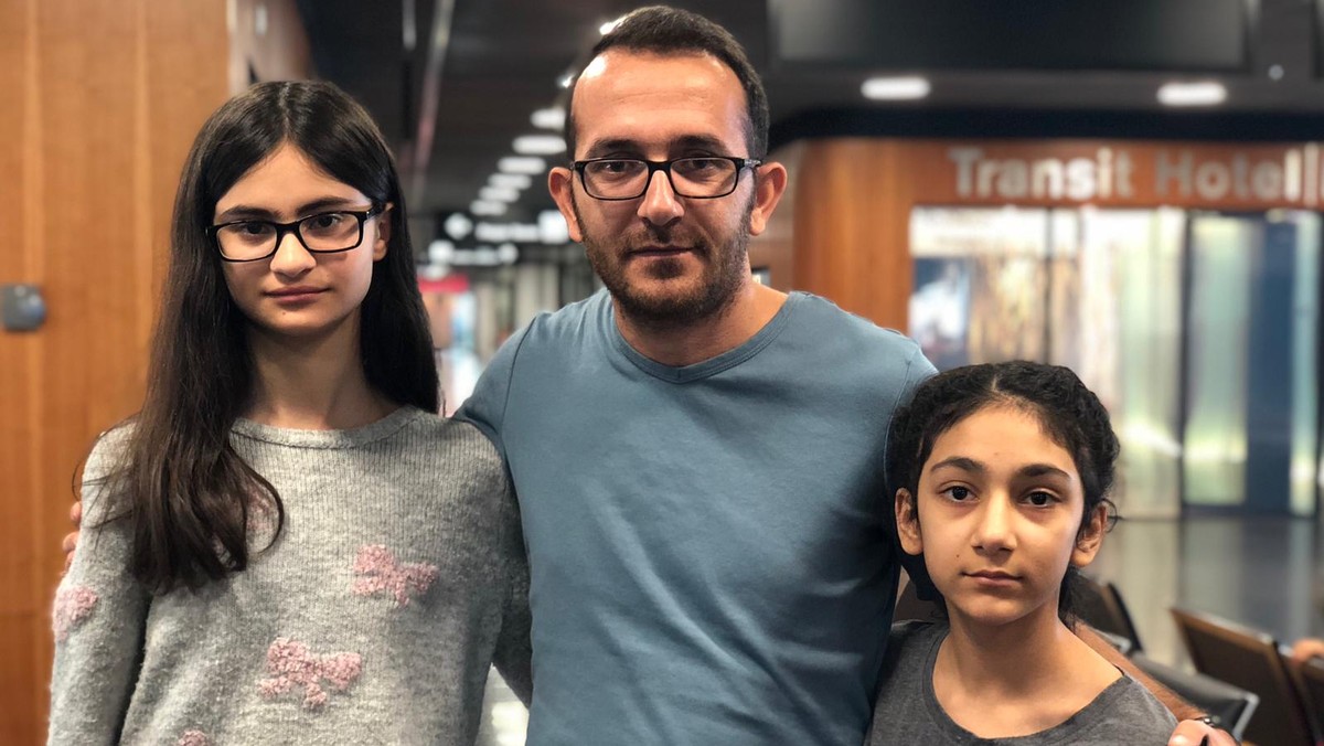 Dicle (r.) und Pelin (l.) sitzen nicht mehr im Flughafen fest, der Journalist Mustafa Mamay (M.) allerdings schon.