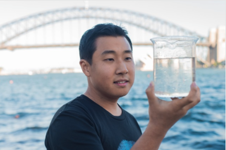 Der Forscher Dong Han Seo filtert Wasser aus dem Hafen von Sydney und macht es trinkbar.&nbsp;