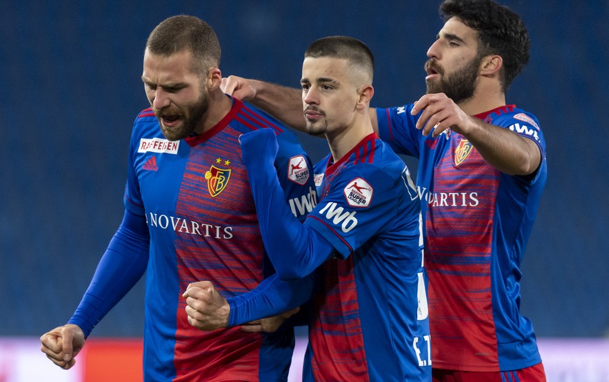 Basels Pajtim Kasami, Edon Zhegrova und Silvan Widmer, von links, freuen sich ueber das 1:0 im Fussball Meisterschaftsspiel der Super League zwischen dem FC Basel 1893 und dem Servette FC im Stadion S ...